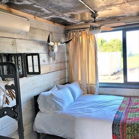 Flophouze Shipping Container Hotel - Houze 5 Round Top Exterior foto
